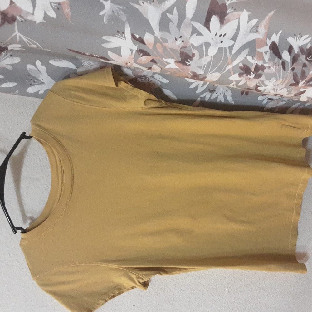 WOMAN'S SHORT SLEEVE TOP